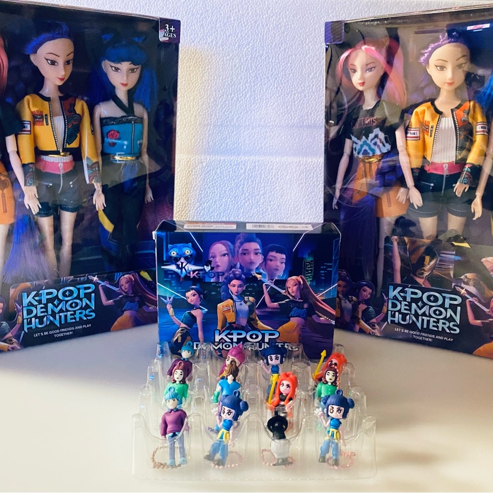 K-Pop Demon Hunters two Doll Sets and one pack of keychains - Multicolor